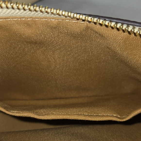 Coach Cream and Gold Shoulder Bag with Structured Design - Picture 5 of 8